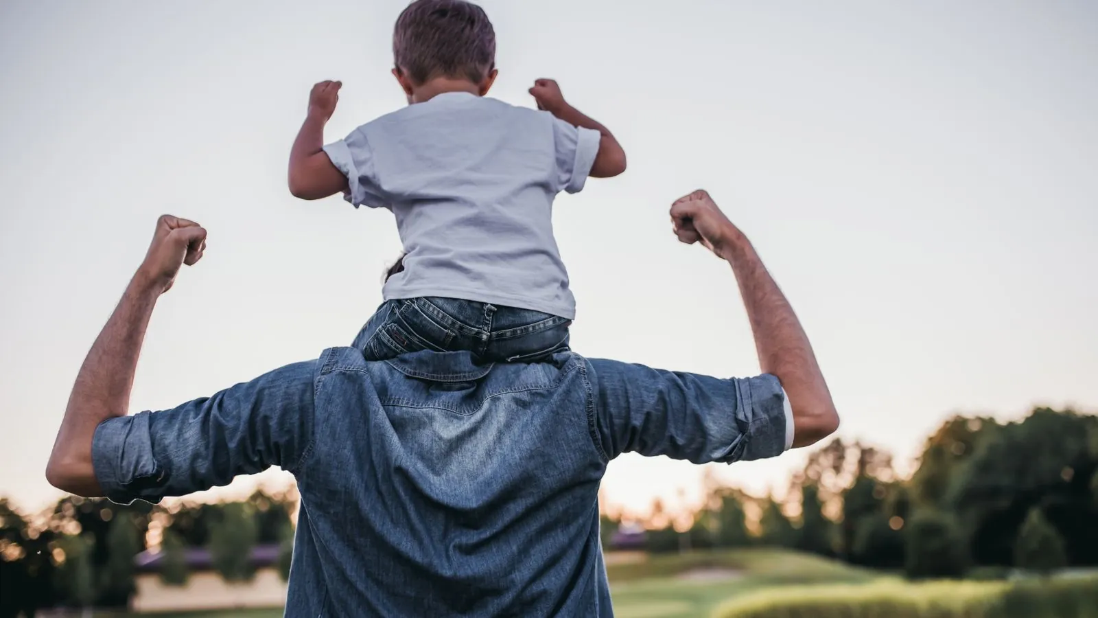 Ayah dan anak menikmati waktu bersama di luar ruangan